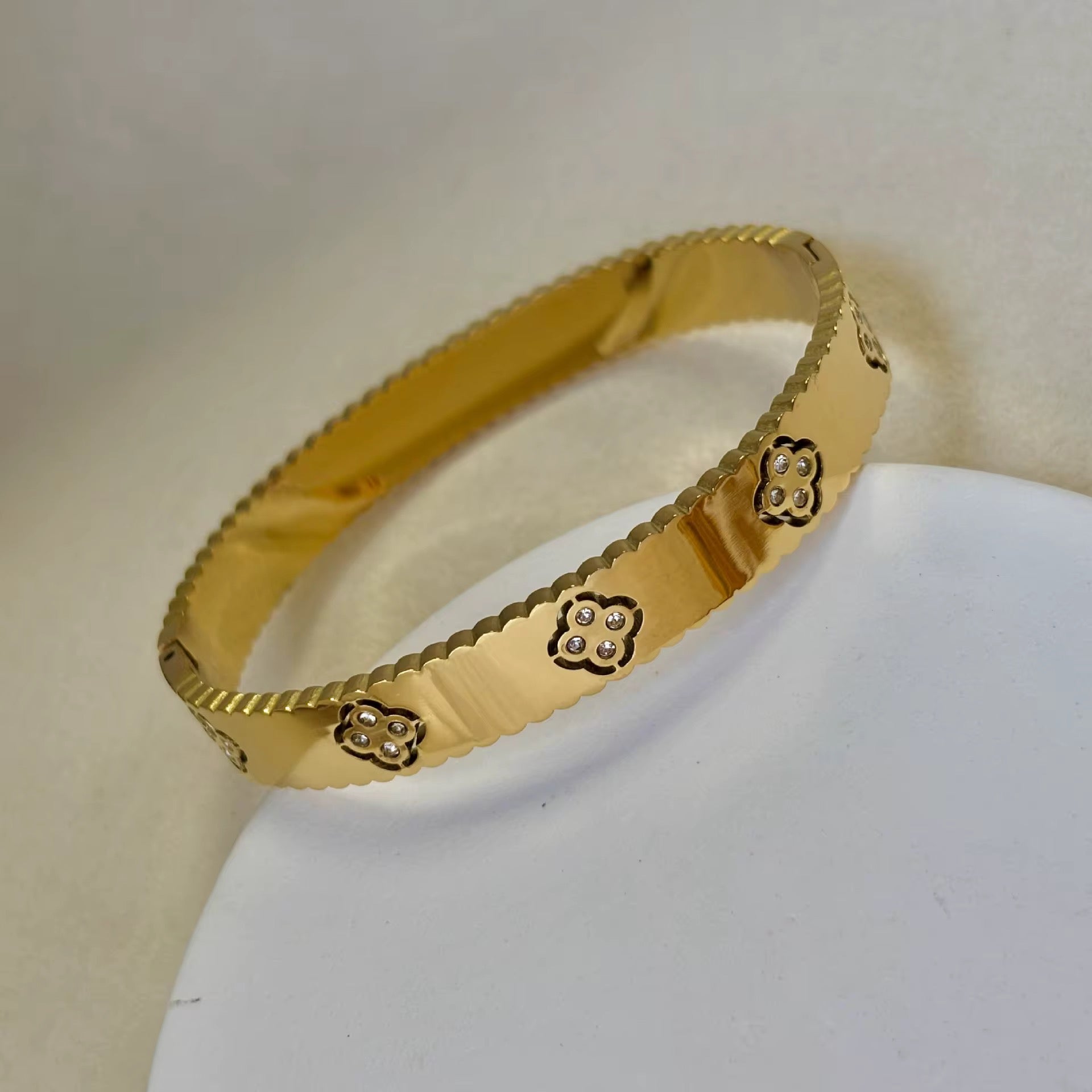 Majestic Clover Bangle