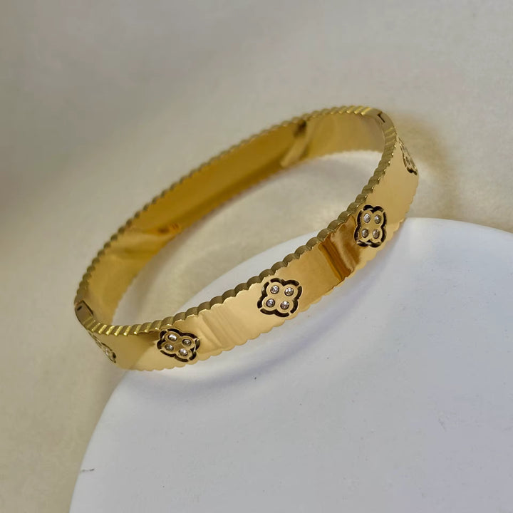 Majestic Clover Bangle