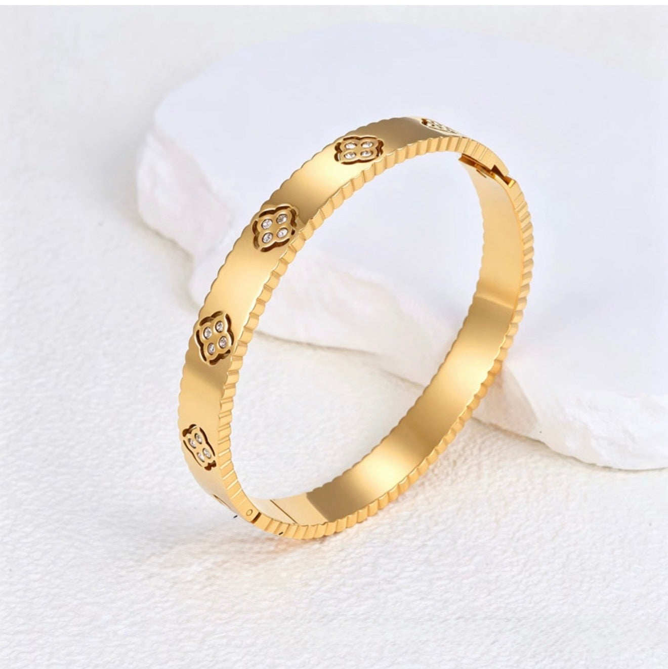 Majestic Clover Bangle