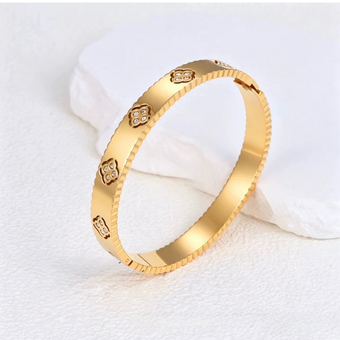 Majestic Clover Bangle