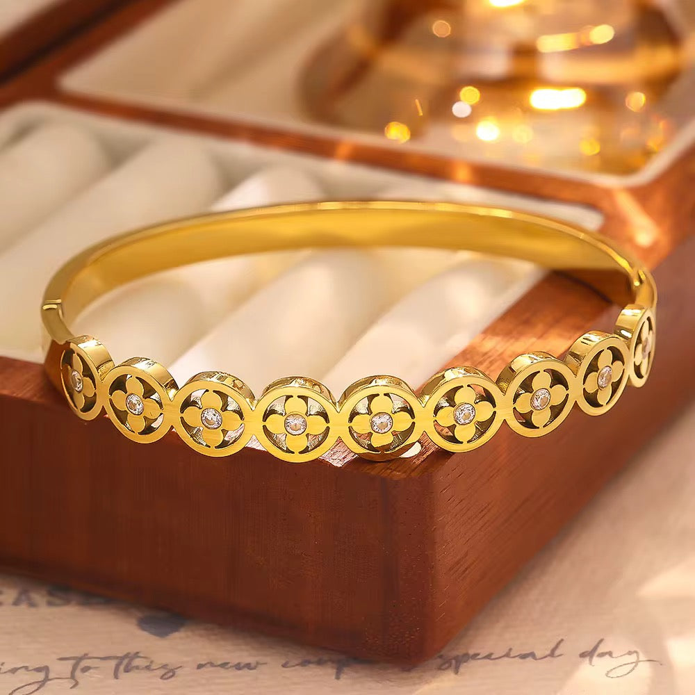 Diva Clover Bangle