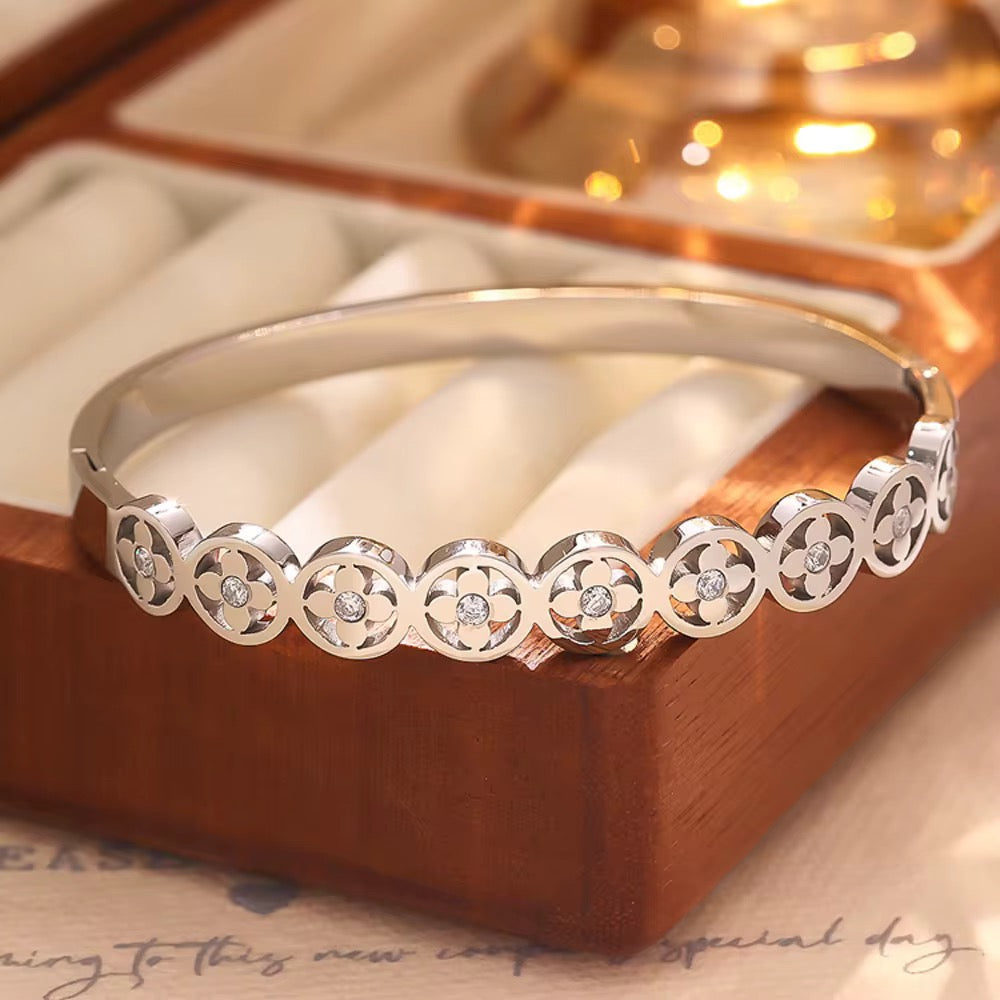 Diva Clover Bangle