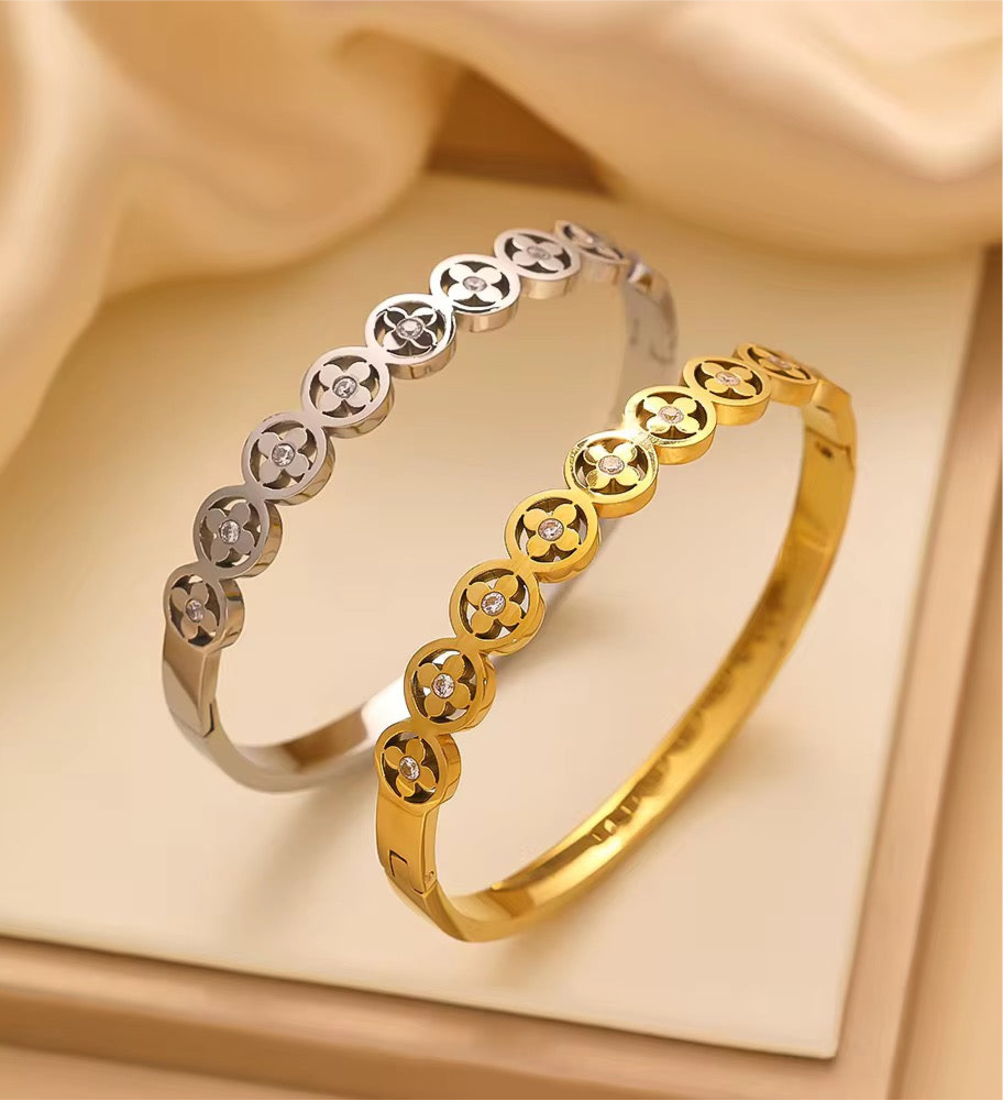 Diva Clover Bangle