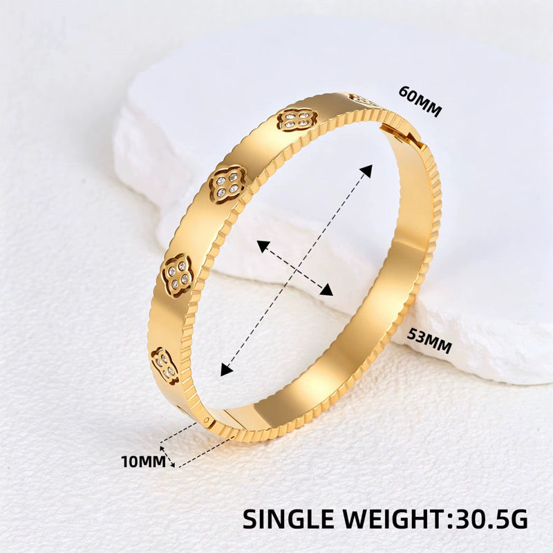 Majestic Clover Bangle